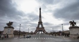 Макрон во Франција ги затвора градинките и училиштата