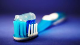 Како да изберете паста за заби: Еве што значат боите на дното на пакувањето