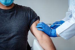 Младите мажи во Израел добија миокардитис по примањето на вакцината на Фајзер