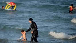 Франција казнува жени за носење „буркини“ костими за капење на базен