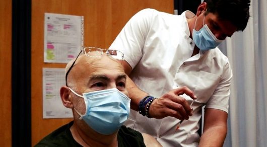 Израел почна со четвртата доза на вакцини за лица постари од 60 годишна возраст и на здравствените работници